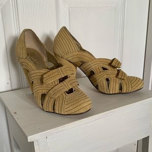 Seychelles In With The New Bow Heels